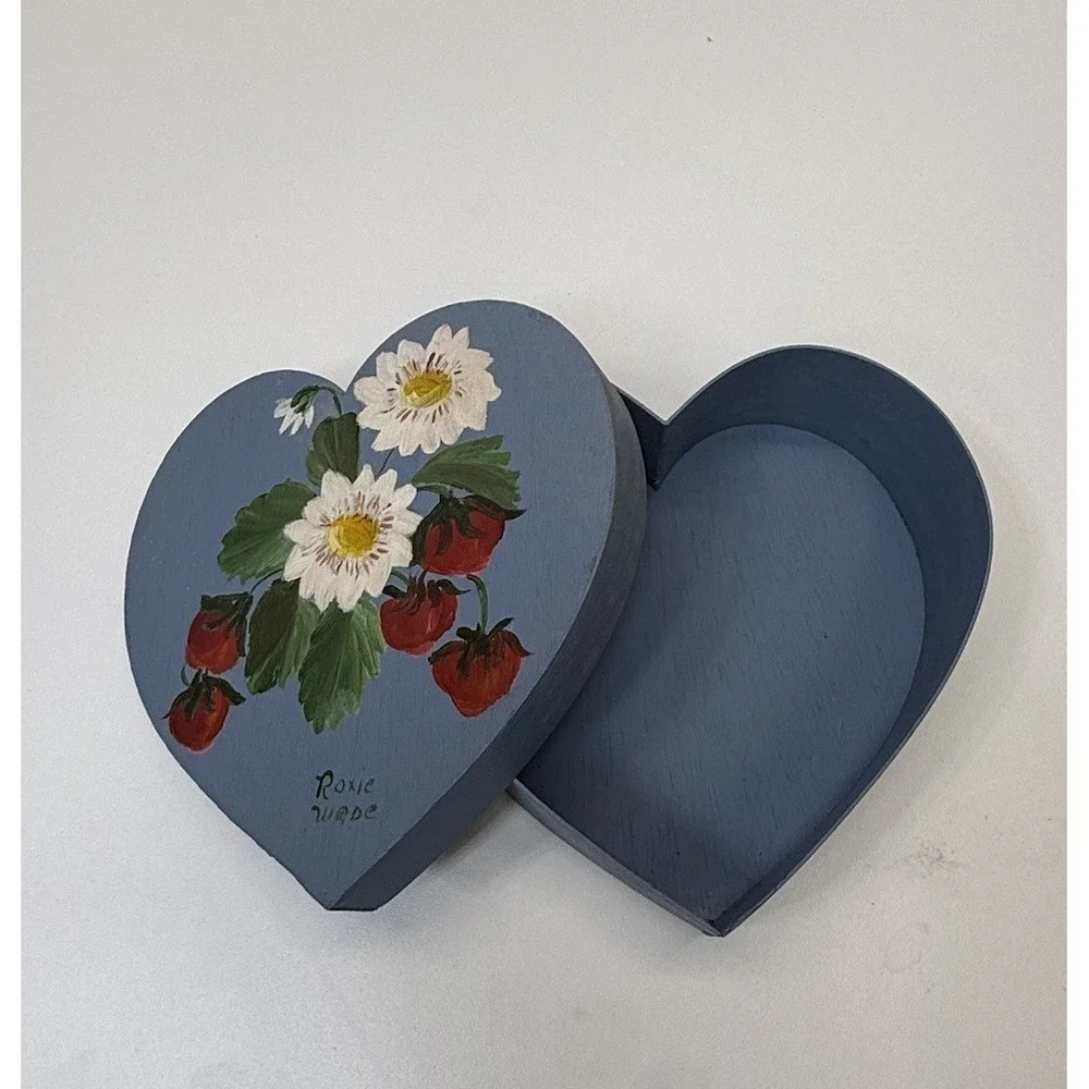 VTG HandPainted Wooden Heart‎ Shaker Box Floral Strawberry Artist Signed Cottage